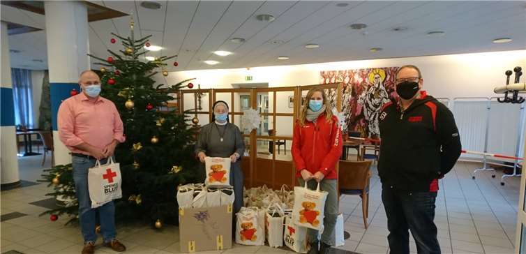 Das Jugendrotkreuz Klotten übergab Geschenke im Seniorenzentrum St. Hedwig.Fotos: Privat