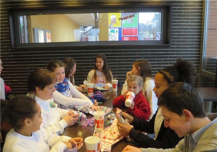 Das Jugendrotkreuz beim „Schrott-Wichteln“. Thomas Bergmann, DRK Rhens