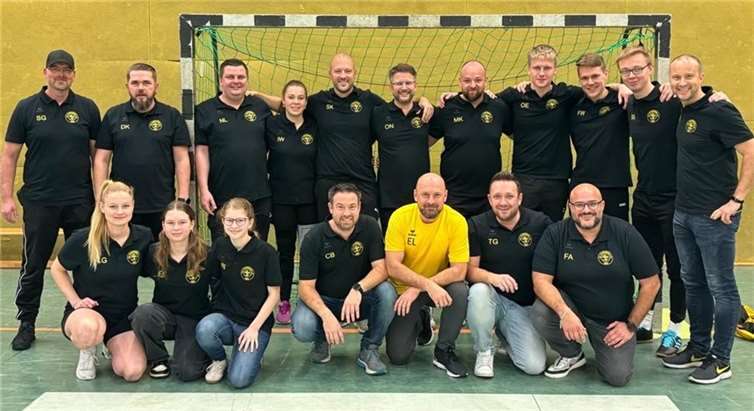 Das Jugendtrainerteam des FC Flerzheim um Jugendleiter Christoph Bürvenich.