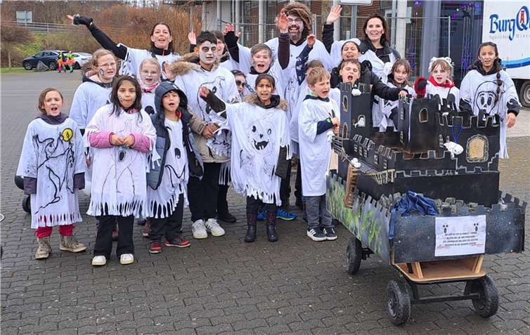 Das Jugendzentrum-Team ist mit etwa 20 Kindern aus verschiedenen Nationen als „Gute Geister“ beim Karnevalszug in Miesenheim in selbstgebastelten Kostümen mitmarschiert.  Foto: Heike Zeitz