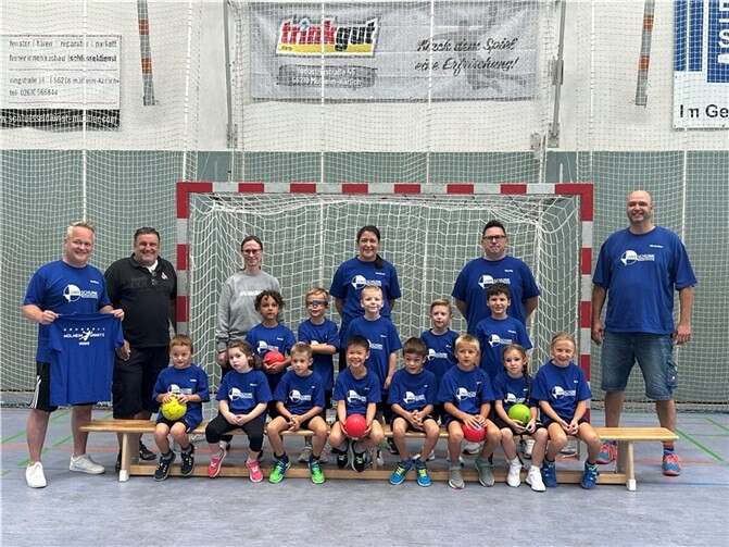 Das „Junge Gemüse“, die Minihandballer des Handball Mülheim-Urmitz, freut sich über neue Aufwärmshirts. Foto: privat