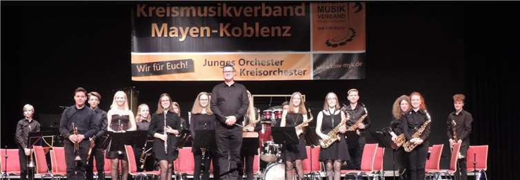 Das Junge Orchester“ mit seinem Dirigenten Christian Krier.Fotos: privat