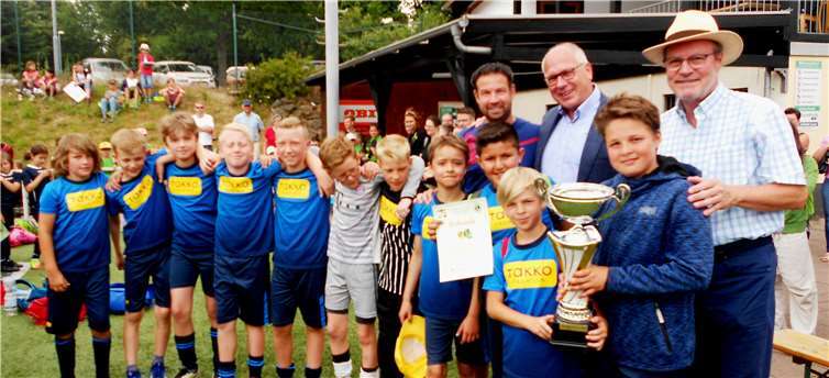 Das Jungen-Team der Gemeinschaftsgrundschule Sürster Weg nahm den vom Lions Club Bonn-Rhenobacum gestifteten Pokal aus der Hand von Präsident Jürgen Antwerpen (li.) und Vizepräsident Michael Firmenich entgegen. Fotos: privat