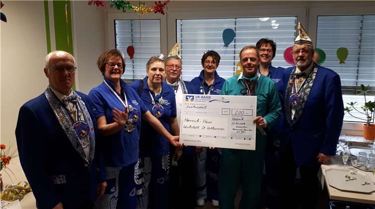 Das KKK überreichte dem Werkstattleiter Gunnar Clemens einen Scheck in Höhe von 200 Euro. Foto: privat