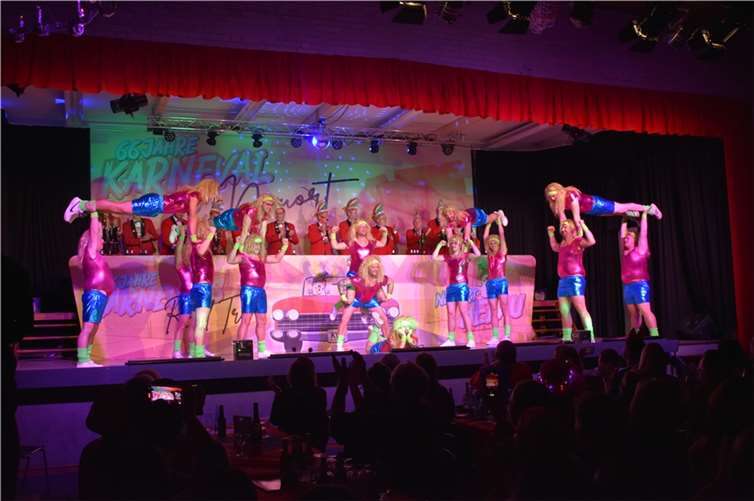 Das KVN-Männerballett bei der 1. Sitzung der Karnevalsvereinigung Nauort.  Fotos: Karnevalsvereinigung Nauort