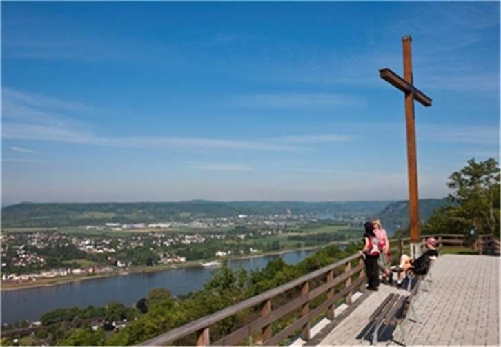 Das „Kaiserbergkreuz“ ist eine Etappe bei der zweiten, kleineren Tour „Linzer Hochgefühl kompakt“. Auch hier bieten sich wundervolle Blicke über den Rhein. Touristinformation Linz