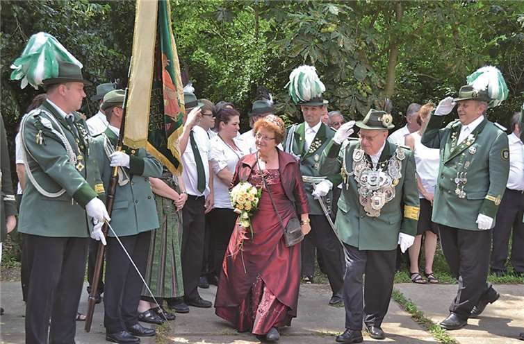Das Kaiserpaar Edeltraud und Günter Buckesfeld schreitet das Spalier der Schützen ab.