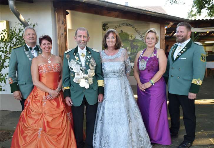 Das Kaiserpaar Noll mit dem Bezirkskönigspaar Walter und Andrea Honerbach (li.) und der Diözesankönigin Helga Klein mit ihrem Mann Christian (re.). Fotos: EICH