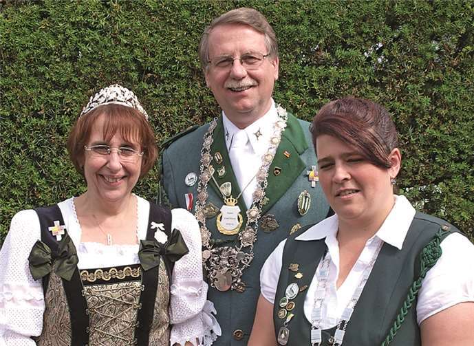 Das Kaiserpaar Silvia und Josef Ohrem und die Schützenliesel Susanne Jahn werden am Samstag um 16 Uhr mit einem feierlichen Umzug abgeholt. privat