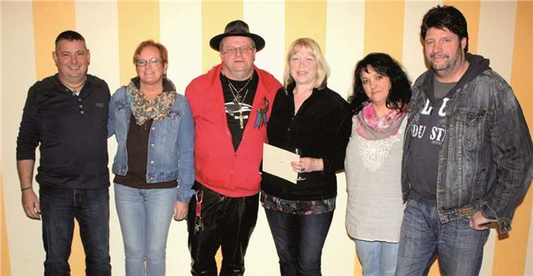 Das Kalenborner Königspaar (Mitte) konnte direkt die Ehrenpaare präsentieren. DL