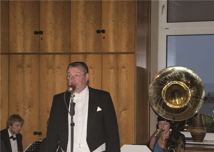 Das Kareol Tanzorchester mit Sänger, Moderator und Trompeter Klaus Huck als Leiter des Orchesters.