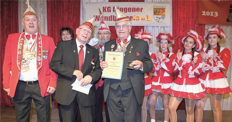 Das Karnevalsurgestein Willi Hoffzimmer aus Bengen (3.v.l.) erhielt jetzt die Verdienstmedaille in Gold des RKK aus den Händen des Regionalpräsidenten Wilfried Thünker (2.v.l.).JOST