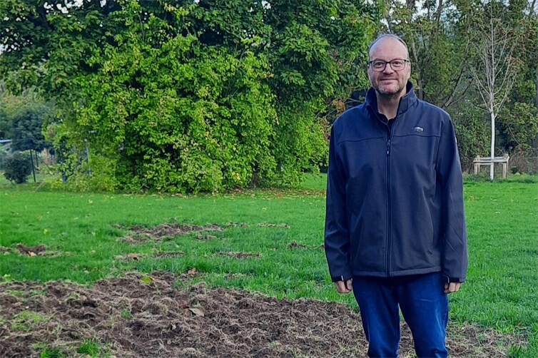 Das Karthäuser Ratsmitglied Thorsten Schneider vor Ort auf der betroffenen Fläche.