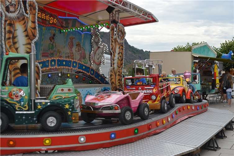 Das Karussell an der Rheinpromenade lockte ebenso wie das Entangeln.Fotos: AB