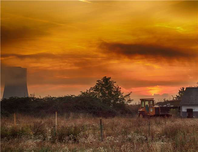 Das Kernkraftwerk ging 1986 in Betrieb und wurde 30 Monate später vom Netz genommen. Der Kühlturm prägte lange Zeit das Erscheinungsbild der Region und wird jetzt abgerissen. Foto: Klaus Breitkreutz