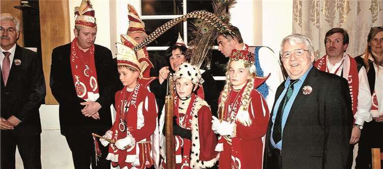 Das Kinder-Dreigestirn aus Altenahr kam mit Gefolge und den Funken angereist. privat