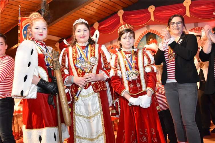 Das Kinder-Dreigestirn der KG (v.l.): Jungfrau Cosima, Prinzessin Madeleine, Bäuerin Lucy. Foto: EICH