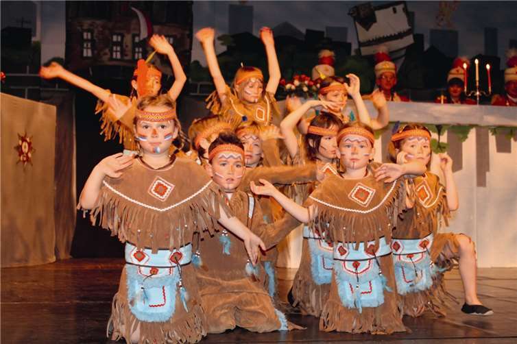 Das Kinderballett als Indianerhorde.