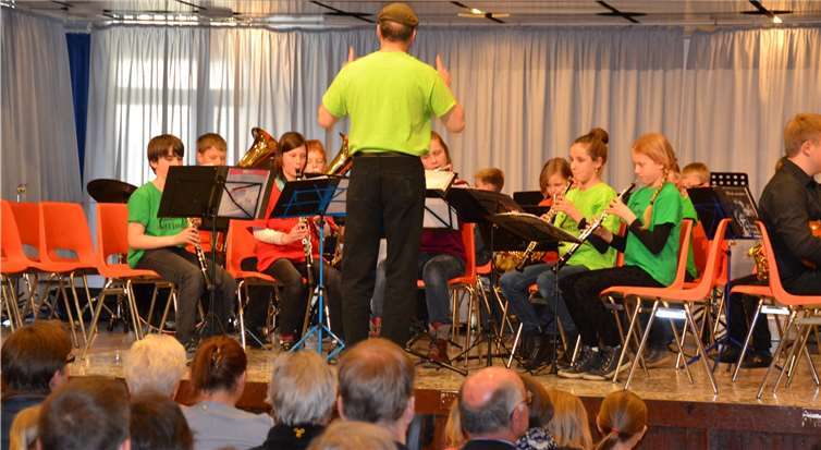 Das Kinderblasorchester eröffnete den Konzertnachmittag.Weigert