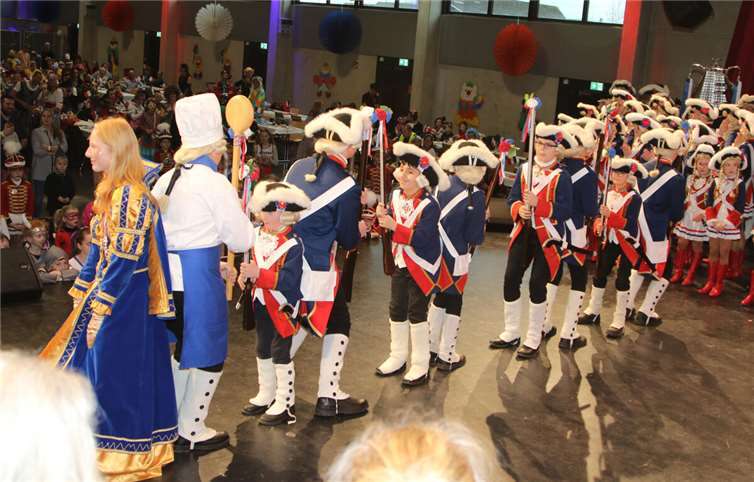 Das Kindercorps der Stadtsoldaten beim Kinderkostümfest.  Foto: Stefan Hammerschlag