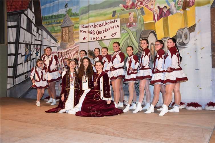 Das Kinderdreigestirn bedankte sich bei ihrer Tanzgruppe „Sunshine-Kids“ für den Extratanz. Fotos: EICH