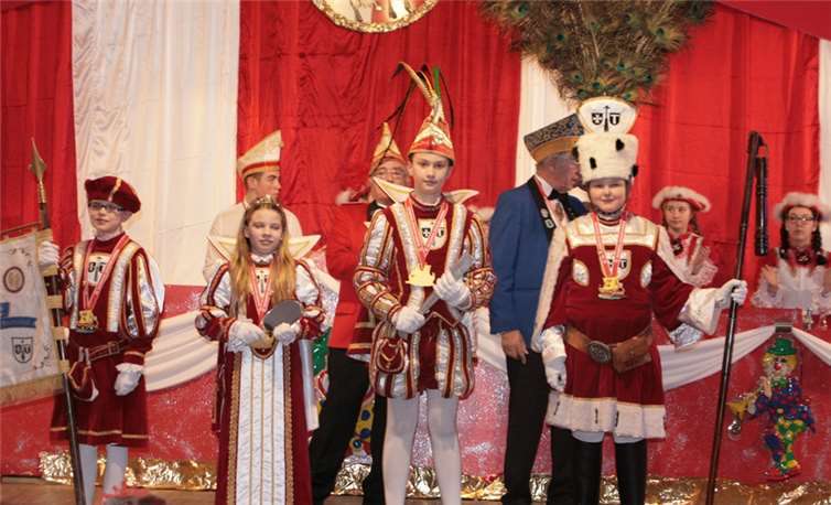 Das „Kinderdreigestirn des Kölner Westen“ ließ sich den Gegenbesuch in Walporzheim nicht nehmen. privat