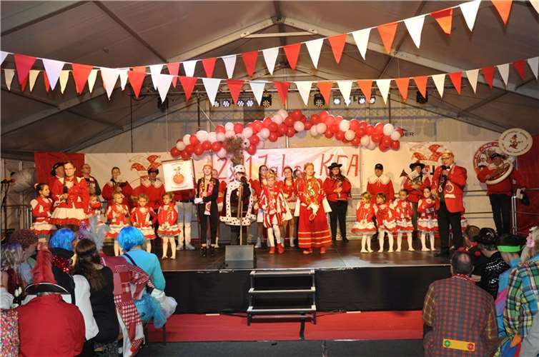 Altenahrer Karnevalsfreunde feierten Jubiläum Das Kinderdreigestirn mit den Minifunken. Foto: privat