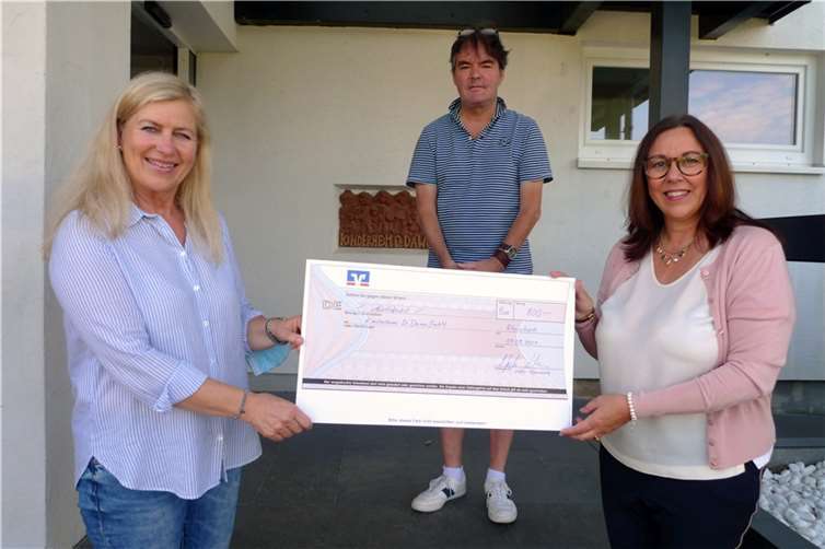Das Kinderheim Dr. Dawo ist für die Spende der UWG Rheinbach in Höhe von 800 Euro sehr dankbar. (v.l.): Heimleiterin, Dipl. Päd. Dorothee Poschwatta, Geschäftsführer Oliver Stölben und Silke Josten-Schneider, stv. Fraktionsvorsitzende der UWG Rheinbach.Foto: privat