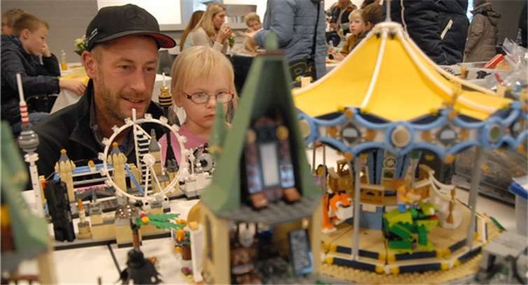 Das Kinderkarussell hatte es diesen beiden Besuchern angetan – am Ende steckte es in der Einkaufstasche und liegt vielleicht am 24. Dezember unterm Weihnachtsbaum.