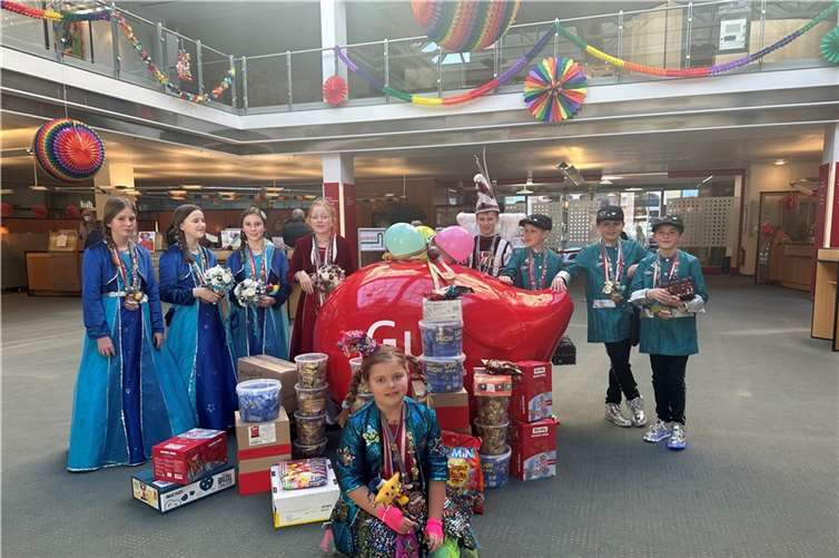 Das Kinderprinzenpaar Engers holte sich die meisten Stimmen und bringt die Kamelle beim großen Umzug am Schwerdonnerstag unter die Leute.  Foto: Sparkasse Neuwied