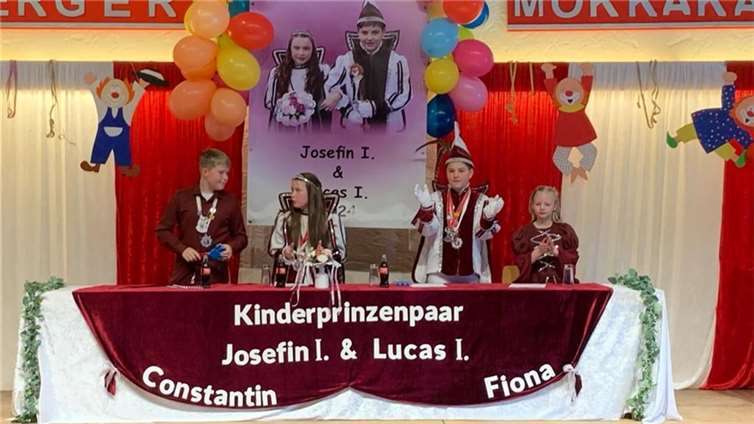 Das Kinderprinzenpaar Josefine I. (Schmied) und Lucas I. (Ockenfels) auf der festlich dekorierten Bühne.  Foto: Rudi Sass