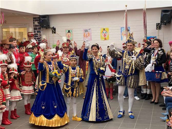Das Kinderprinzenpaar Karim I. und Lilly I und das Prinzenpaar Prinz Sven I und Prinzessin Sabrina begrüßen die großen und kleinen Jecken.