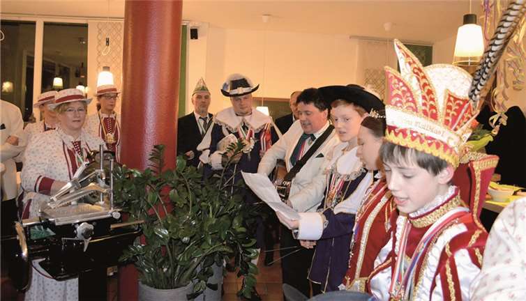 Das Kinderprinzenpaar Matthias Profitlich und Pia Pöpping sang für die Senatoren „Wenn am Himmel die Sterne blinken.“