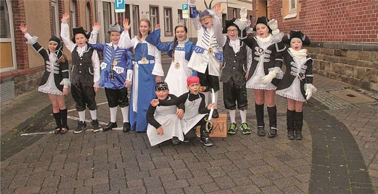 Das Kinderprinzenpaar Prinz Kevin I. und und Prinzessin Melina I. samt Hofstaat machten dem „Hoppeditz“ ihre Aufwartung.AND