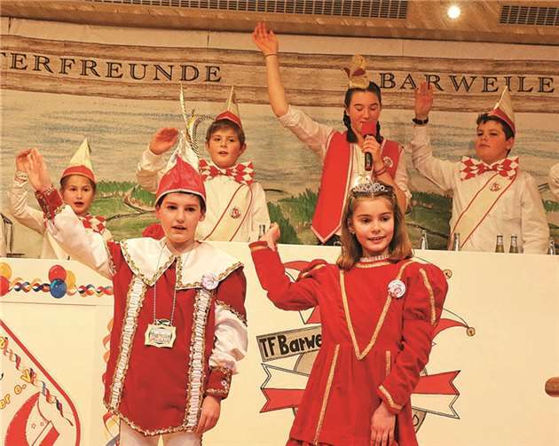 Das Kinderprinzenpaar Prinz Lars I und Prinzessin Lina I führen die jungen Narren durch die Session.