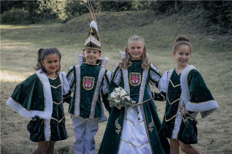 Endlich wieder Karneval am Bahnhof Das Kinderprinzenpaar, Prinz Luca der I. der flotte Handballer aus dem Hause Koch vom Bahnhofer Rischeschloss und Prinzessin Lina die I. die strahlende Tanzmaus aus dem Schubertschloss mit den Pagen Nele und Samira. Foto: @tatjanaschmidtfotografie