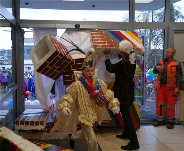 Das Kinderprinzenpaar, Prinz Milo und Prinzessin Cosima, durchbrach innerhalb weniger Sekunden. 