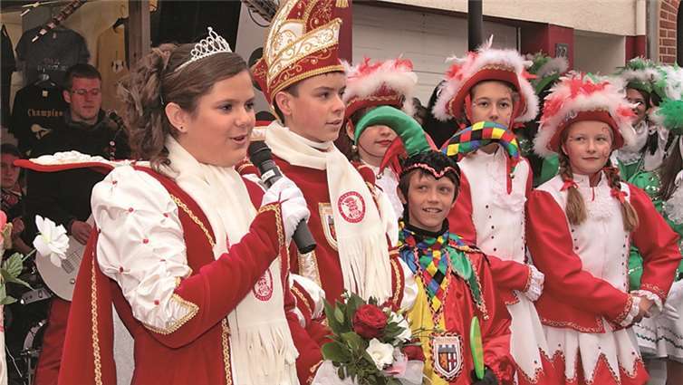 Das Kinderprinzenpaar Prinz Nico I. aus dem Hause Butze Billy und Prinzessin Lorena I. aus dem Hause Kaffeesatz samt Hofstaat.