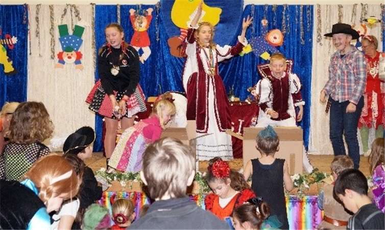 Das Kinderprinzenpaar Prinz Nils I. und Prinzessin Svenja I. von der Engelsburg begrüßte die jecke Kinderschar und verteilten leckere Kamellen.privat