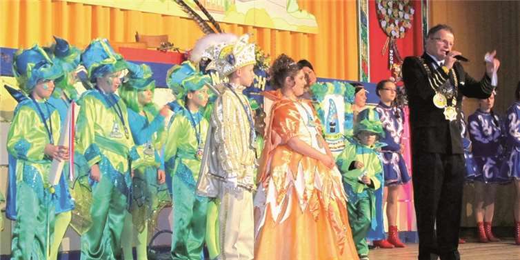 Das Kinderprinzenpaar aus Höhr, Prinz Marc I. und Prinzessin Lea II., präsentierte sich mit seinem Hofstaat.