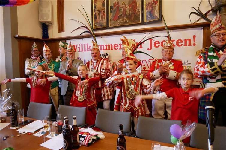 Das Kinderprinzenpaar bringt mit ihrem Lied den Saal zum Toben.