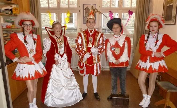 Das Kinderprinzenpaar der Bemoosten mit Gefolge.Privat