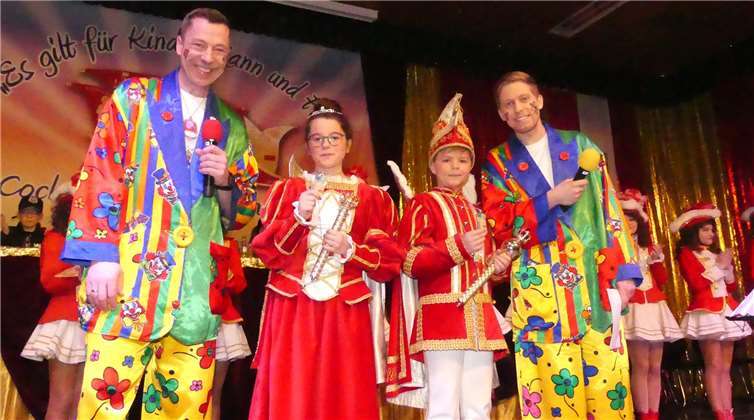 Das Kinderprinzenpaar mit Elias von Sport und Akkord und Paulina von Schwung und Esprit begrüßte mit den Moderatoren Basti Nicolay und Mirco Rohr das Narrenvolk.
