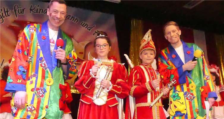 Das Kinderprinzenpaar mit Elias von Sport und Akkord und Paulina von Schwungund Esprit begrüßte mit den Moderatoren Basti Nicolay und Mirco Rohr das Narrenvolk.