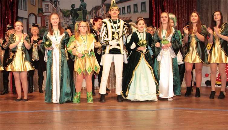 Das Kinderprinzenpaar mit Gefolge feierte mit.AND