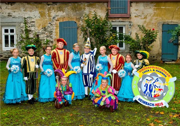 Das Kinderprinzenpaar mit Gefolge (von links): Hofdame Lea Fiedler, Zeremonienmeister Florian Fischer, Hofdame Lara-Marie Bröhldick, Schatzmeister Tim Herz, Kinderprinzessin Hannah Gladeck, Kinderprinz Luca Nink, Hofdame Julia Fischer, Protokollarius Finn Gutheil, Hofdame Lia Kern und Mundschenk Steffen Hammes sowie (vorn hockend) die Hofnärrinen Nele Gutheil und Paula Herz.Andre Jahnke