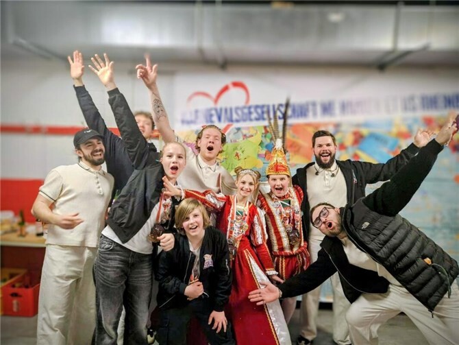 Das Kinderprinzenpaar mit der Band King Loui. 