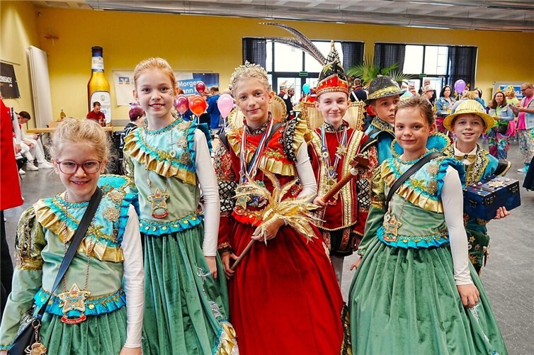 Das Kinderprinzenpaar von Oberbieber, Prinz Robin II. und Prinzessin Zoe I. mit ihrem Gefolgen, wurde von den Narren gefeiert.