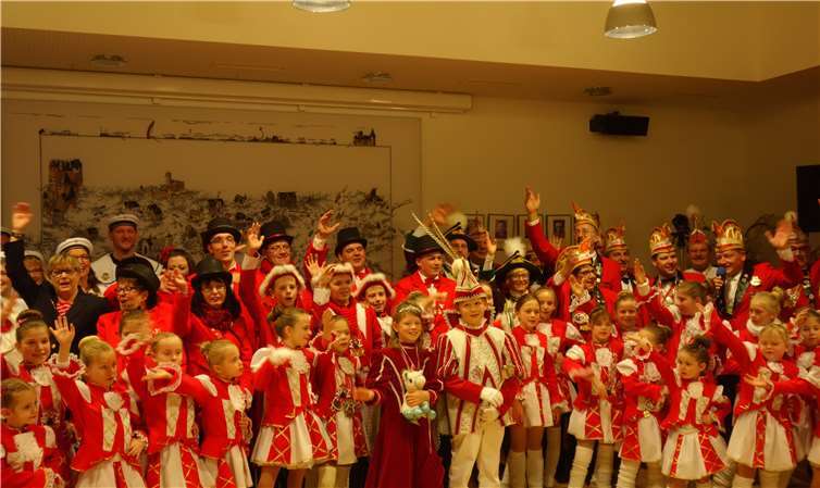 Das Kinderprinzenpaar wird vom Verein bejubelt.privat