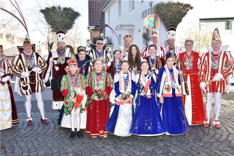 Das Kinderprinzenpaar zeigte sich dankbar gegenüber seinen Gästen und lud zum Abschluss der Veranstaltung zu einem gemeinsamen Gruppenfoto ein, welches den Gemeinschaftsgeist und die Freude am Karneval unterstreicht. Foto: Alfred Eich